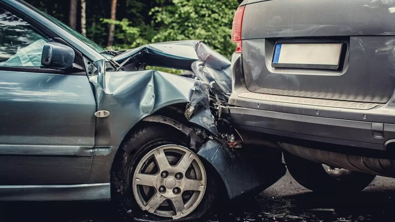 Car Insurance Claim: Loss of Rs 5 lakh due to a bulb of Rs 250, can this damage to the car be compensated? Car Insurance Claim: Loss of Rs 5 lakh due to a bulb of Rs 250, can this damage to the car be compensated?