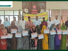Farmers Accident Insurance: Accident insurance cheques distributed to 18 farmers, each got Rs 5 lakh